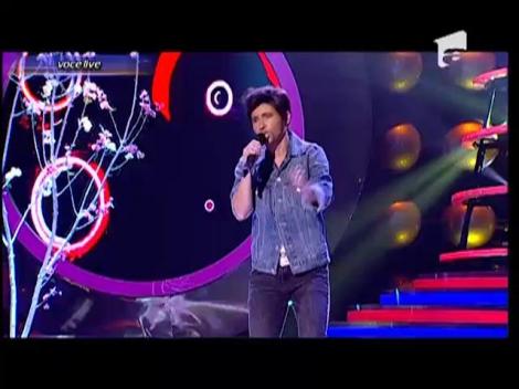 Ellie White se transformă în Adam Levine - "This Love"