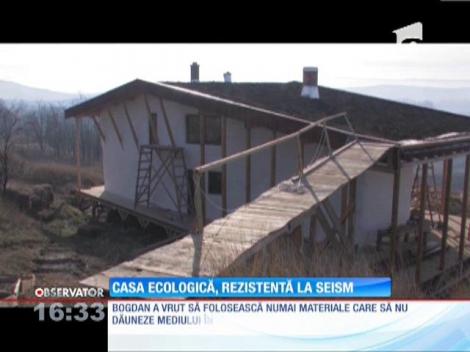 Casa ecologică din lemn, pământ şi baloţi uriaşi de paie