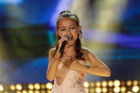 Elena Hasna a câştigat finala de popularitate şi premiul de 5.000 de euro