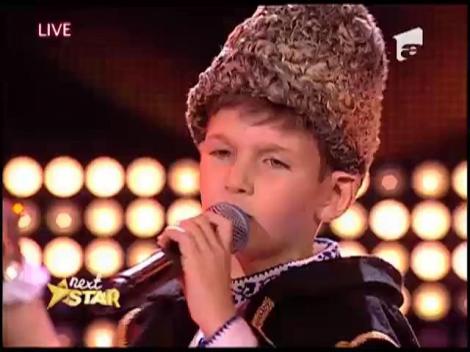 Denis Draghici, micul haiduc care "trage" cu ochiul la Lora si "baga bani" acompaniat de taraf