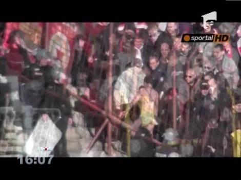 Fanii lui ŢSKA Sofia au prins în peluză, un ultras, al rivalei Levski