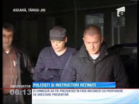 Doi poliţişti din Târgu Jiu au luat şpagă să elibereze permise auto