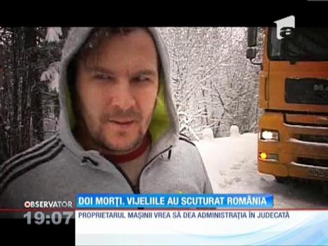 O bătrână din Suceava şi vecinul ei, striviţi de un arbore pe care încercau să îl taie