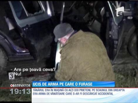 Un tânăr a murit după ce o armă de vânătoare s-a descărcat în maşina prietenilor săi
