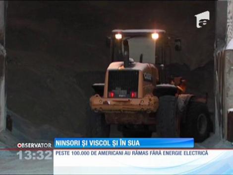 În statul american Texas, zăpada îngheţată a început să se desprindă de pe clădiri