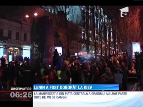 Statuia lui Lenin, doborâtă şi decapitată la Kiev