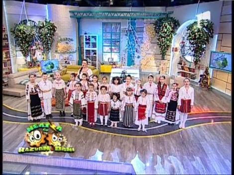 Mărioara Man Gheorghe & Grupul Folcloric de copii "Mlădiţe Ilfovene" - "Deschide, nană, uşile"