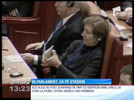 Doi parlamentari au fost surprinşi în timp ce mâncau seminţe în plen