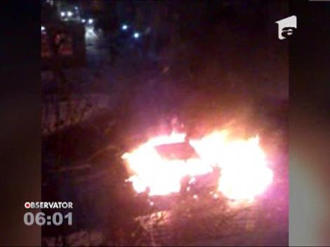 O maşină a ars ca o torţă pe o şosea din Suceava