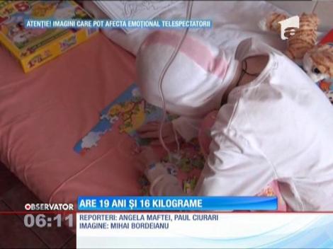La 19 ani are doar 16 kilograme! Povestea ei l-a înfuriat pe ministrul Sănătăţii