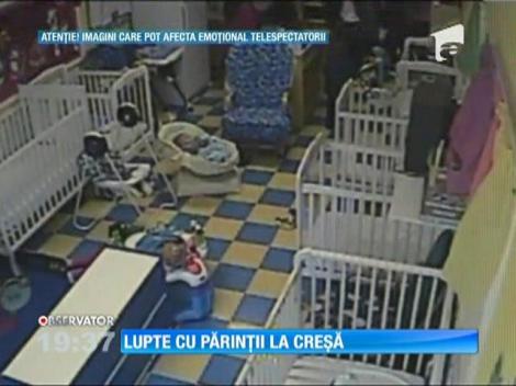 Imagini incredibile la o creşă din Statele Unite! Un părinte care a venit să-şi ia copilul, a luat la pumni îngrijitoarele