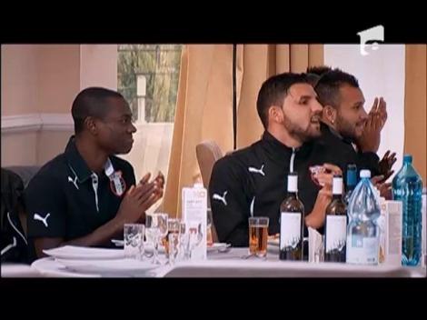 Fotbaliştii Astrei îi cântă "La mulţi ani!" Alexandrei