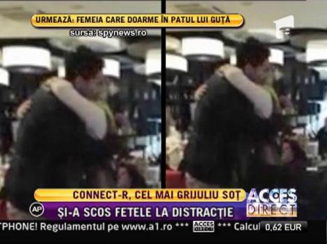 Connect-R este nerăbdător să o ţină în braţe pe Maya, fetiţa lui