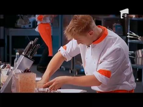 Alex Iacob învârte aluatul de pizza şi este apreciat de Nicolai