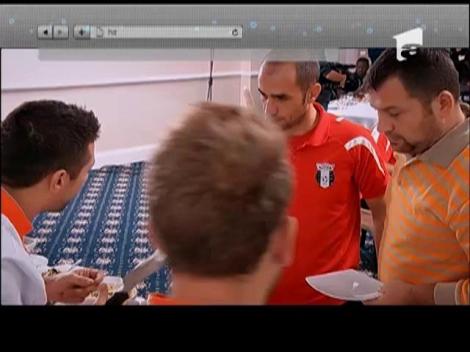 Concurenţii "Top Chef" servesc desertul pentru echipa de fotbal Astra