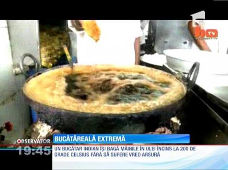 Un bucătar indian îşi bagă mâinile în ulei incins fără să sufere arsuri!