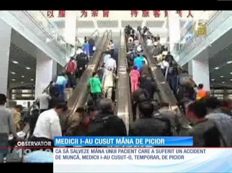 Intervenţie medicală inedită în China. Medicii i-au cusut mâna de picior!