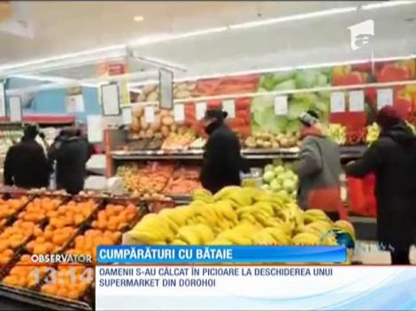 Sute de oameni s-au călcat în picioare la deschiderea unui supermarket din Dorohoi