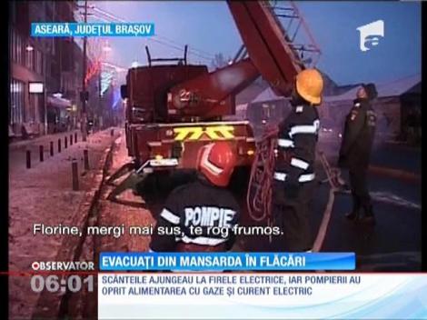 Evacuaţi din mansarda în flăcări