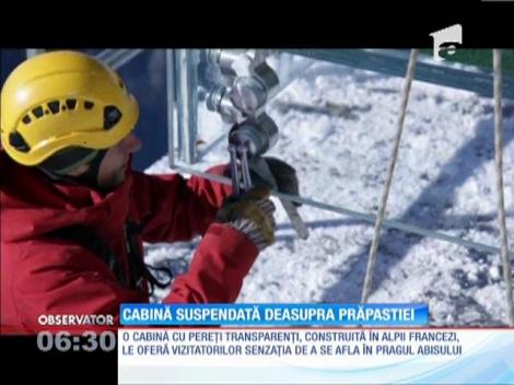 Cabană transparentă deasupra unei prăpăstii din Alpii Francezi