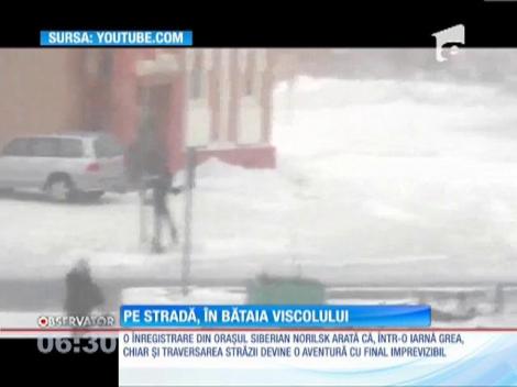Viscolul din Siberia face aproape imposibilă chiar şi traversarea străzilor!