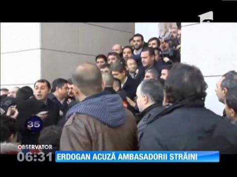 Premierul Turciei acuza ambasadorii străini