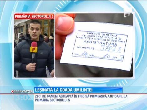 Zeci de oameni stau în frig să primească ajutoare, la Primaria Sectorului 5