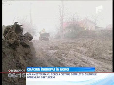 Oamenii din Turceni vor face Crăciunul îngropaţi în noroi
