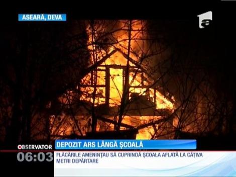 Depozit de cherestea ars lângă o școală din Deva