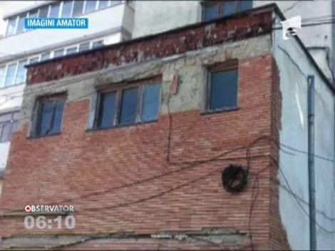 Un grup de colindători, la un pas sa fie prins sub tencuiala căzută de pe fațada unui bloc din Suceava