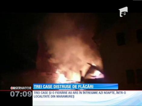 Trei case şi o fierărie s-au făcut scrum în această noapte într-un sat din Maramureş