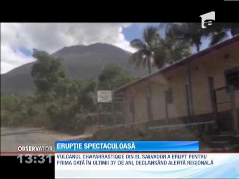 Un vulcan din El Salvador a erupt spectaculos