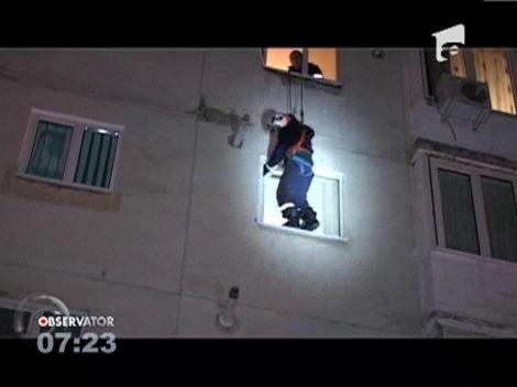 Câţiva pompieri din Dej au fost la un pas să spună "La mulţi ani, 2014!", căţăraţi pe un bloc, la o intervenţie