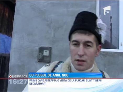 Feciorii din satele din Bistriţa-Năsăud n-au avut timp de odihnă după petrecerea de Revelion!