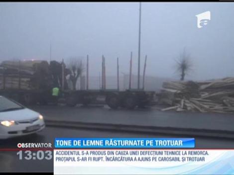 Un camion care transporta lemne şi-a pierdut încărcătura pe un trotuar din Suceava