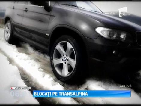 Turişti înzăpeziţi pe Transalpina