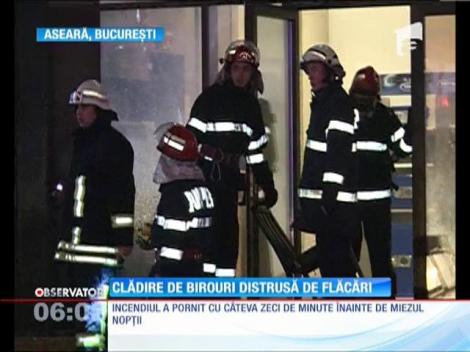 Clădire de birouri distrusă de flăcări