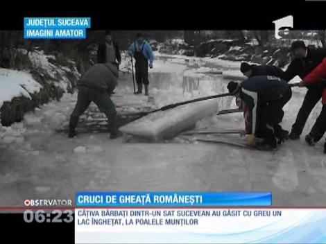 Credincioşii români au ridicat cruci de gheaţă, în ajun de Bobotează