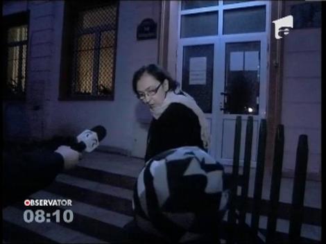 Dana Blându, învăţătoarea acuzată că a cerut bani de cadouri părinţilor, în faţa şefilor