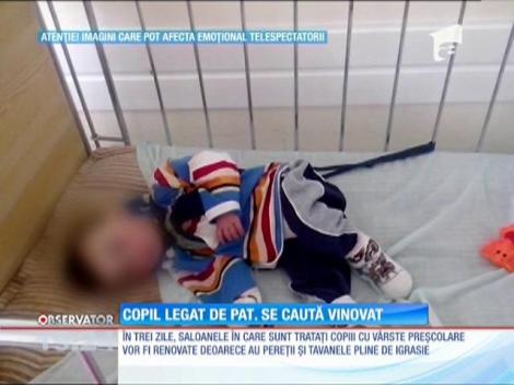 Mama băieţelului legat de pat la spitalul din Bacău n-a ştiut cum i-a fost tratat copilul