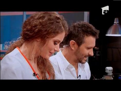 Chef Nicolai Tand o învaţă pe câştigătoarea Miss Universe România să facă salată