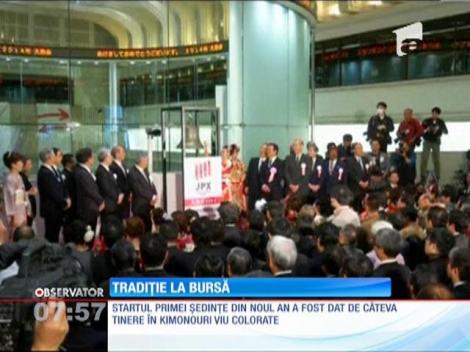 Câteva tinere în kimonouri tradiţionale au venit la prima şedinţa a bursei din Tokyo