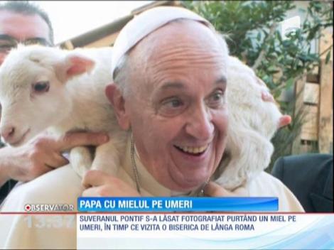 Papa Francisc, într-o ipostază amuzantă! S-a fotografiat cu un miel pe umeri