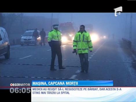 Cluj: Pompierii şi medicii s-au chinuit să-i salveze viaţa unui bărbat, captiv într-o maşină distrusă