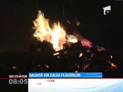 O bătrână se zbate între viaţă şi moarte, după ce i-a luat foc casa