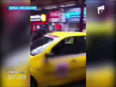 Un taxi a patruns chiar pe peron, în Gara de Nord