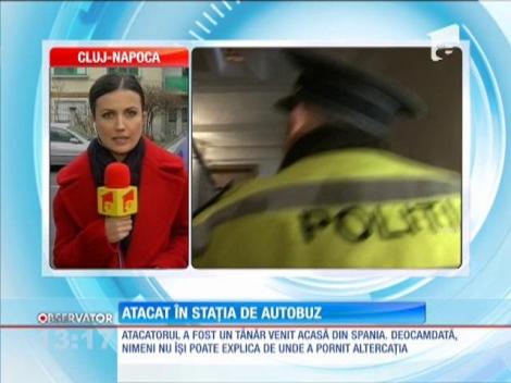 Un bătrân în staţia de autobuz