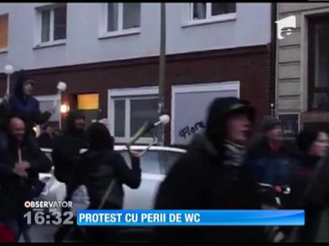 Protest cu perii de WC
