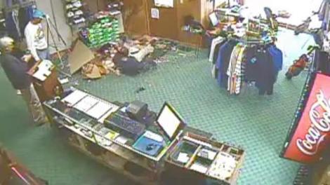 VIDEO: De necrezut! Un bărbat a căzut prin tavanul unui magazin și a ”aterizat” chiar în fața vânzătorului!