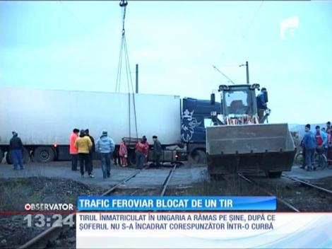Trafic feroviar blocat de un TIR, în judeţul Alba